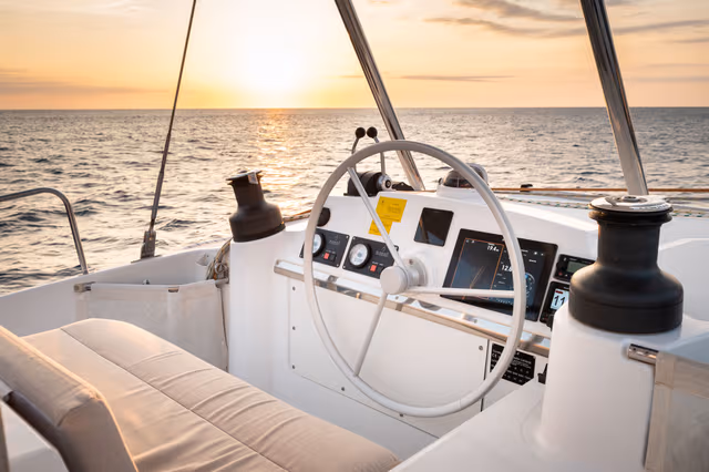 6_Navigation_helm_and_seat_with_sea_view_042242c05f