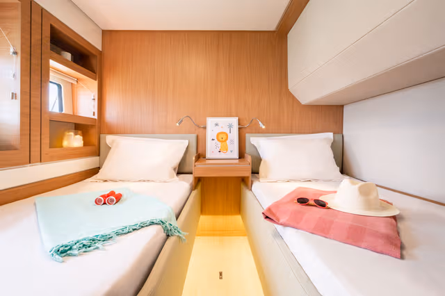 7_Children_s_cabin_with_two_single_beds_6cbc441c54