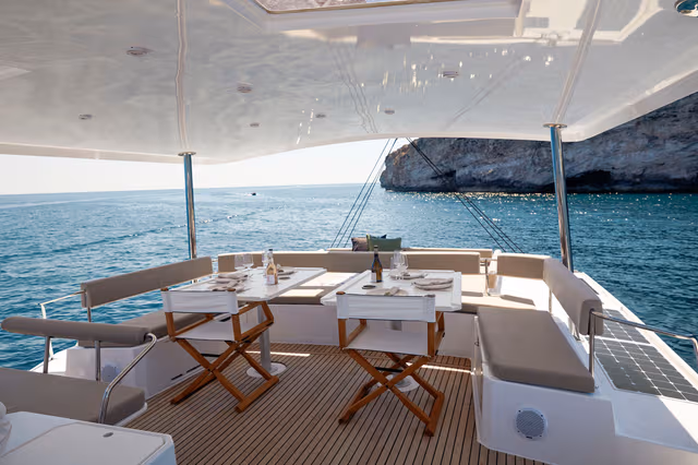 7_Flybridge_tables_set_for_lunch_b35f09e02a