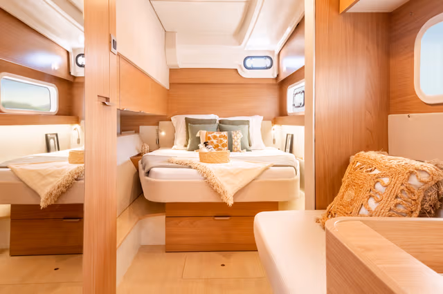 9_Owner_s_cabin_double_bed_65dcc32fbe