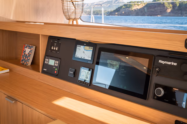 10_Chart_table_on_board_computer_25bf81b1aa