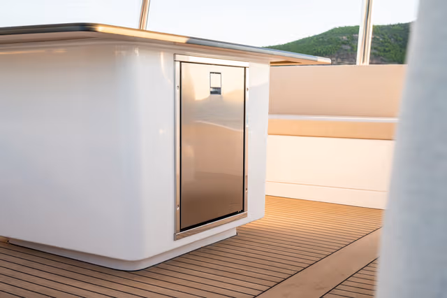 6_Fridge_built_into_rooftop_table_2928c0ea7e